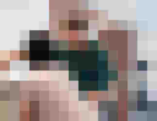 Therapeut hilft Patientin bei Übungen im Gesundheitszentrum Radstadt für ganzheitliche Versorgung.