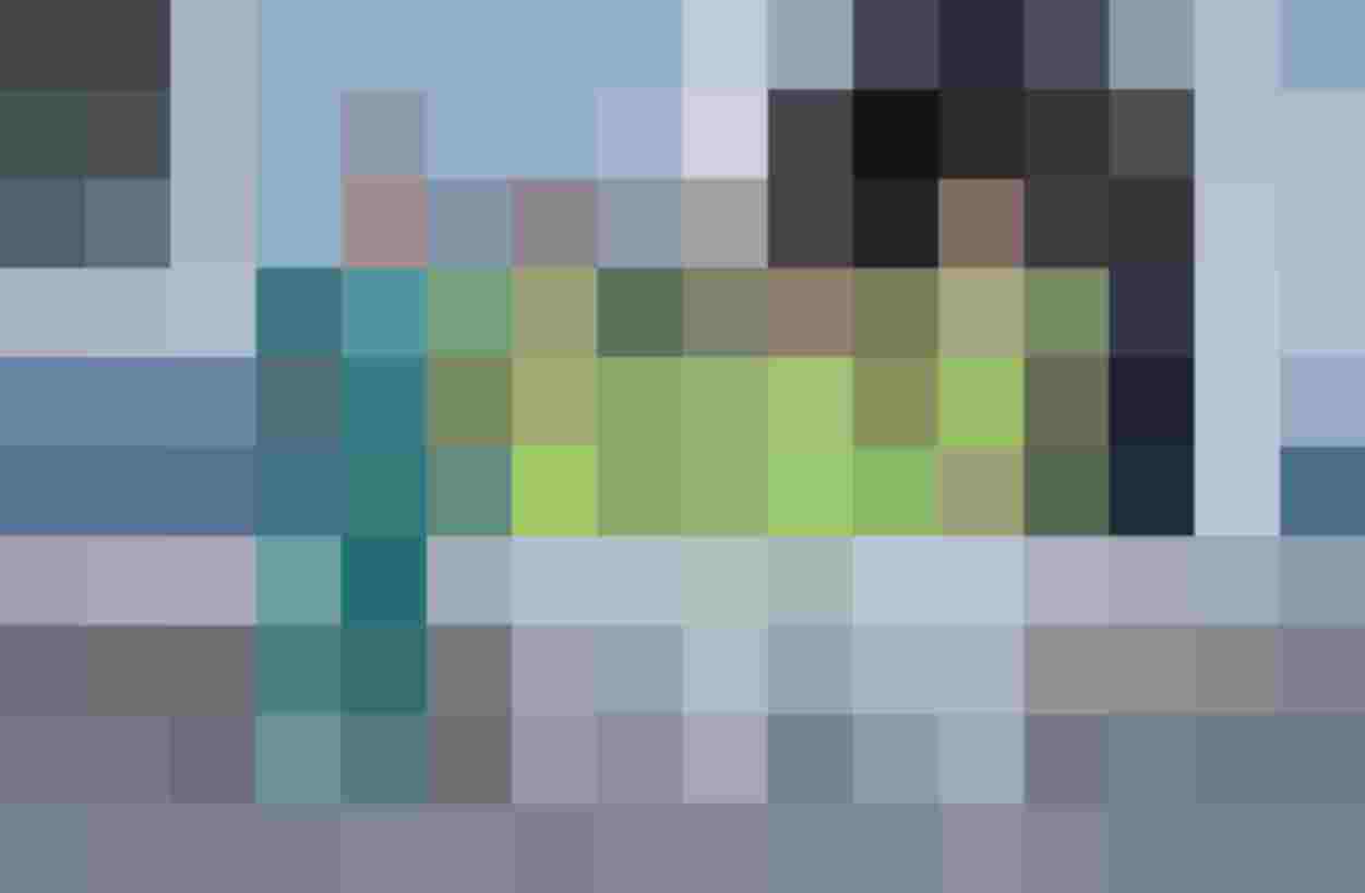 Team des Gesundheitszentrums Radstadt in grünen Arbeitskleidern vor der Praxis.