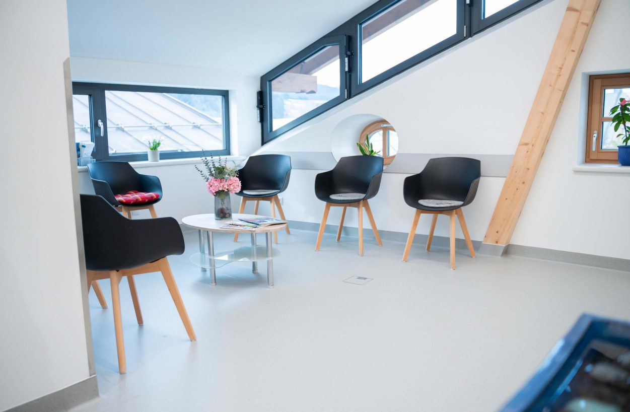 Moderne Sitzgruppe im Gesundheitszentrum Radstadt mit Pflanzen und Tageslicht.
