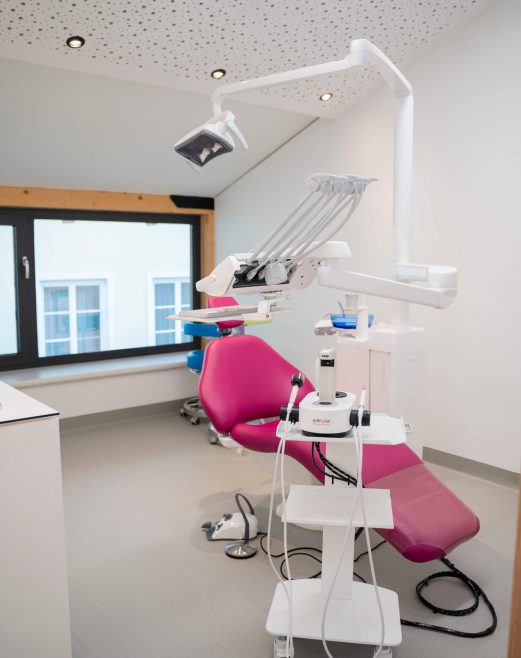 Zahnarztpraxis mit modernem Behandlungsstuhl und medizinischem Equipment in Radstadt.