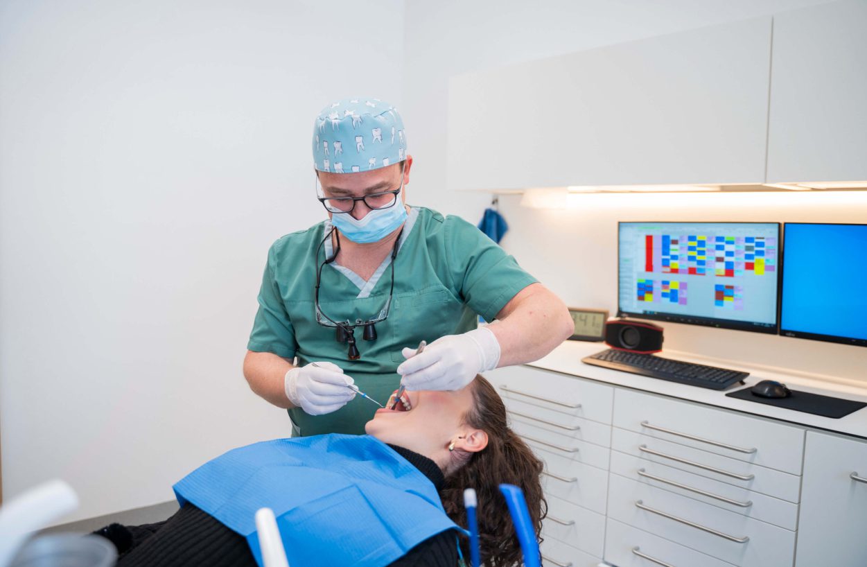 Zahnarzt behandelt Patientin in moderner Praxis, um eine umfassende Gesundheitsversorgung zu garantieren.