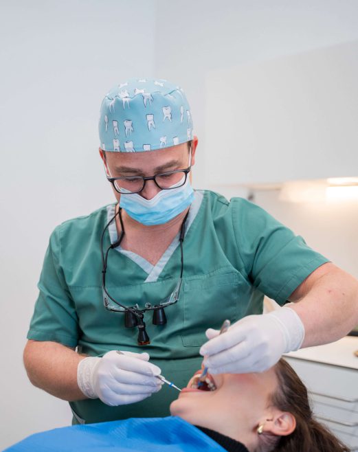 Zahnarzt bei der Behandlung einer Patientin im Gesundheitszentrum Radstadt.