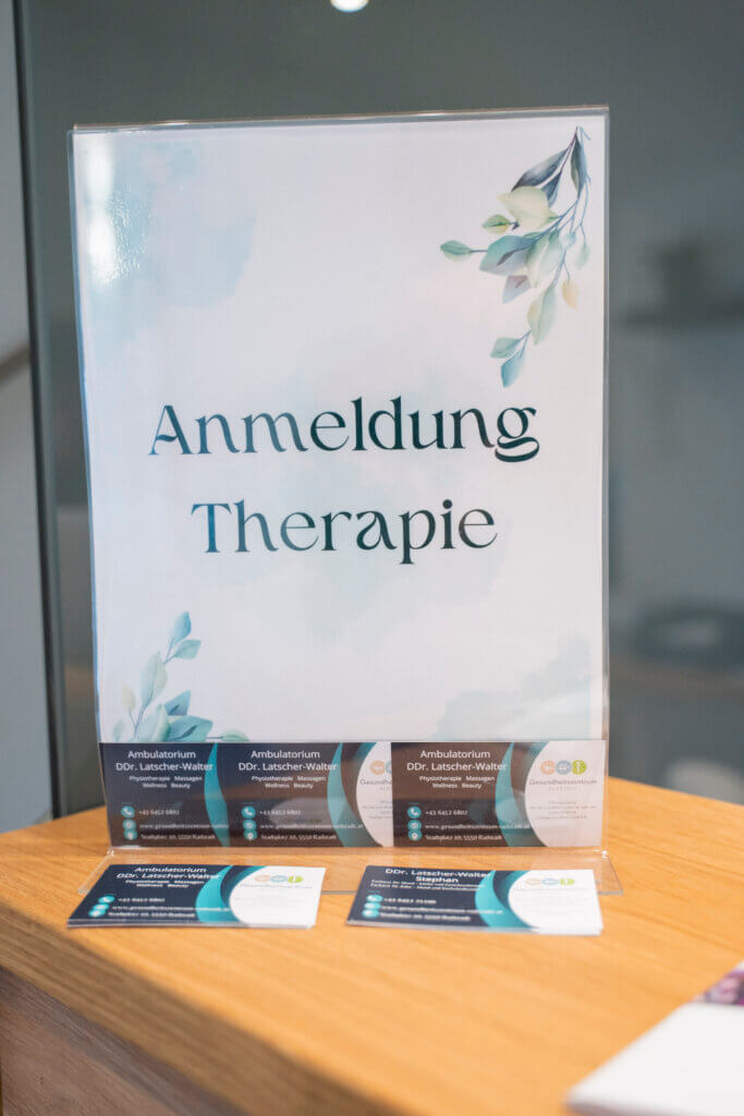 Anmeldeschild für Therapie mit Besucherkarten im Gesundheitszentrum Radstadt.