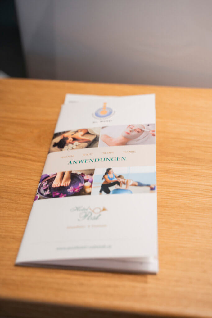 Broschüre des Gesundheitszentrums Radstadt zu Anwendungen in Therapie und Wellness.