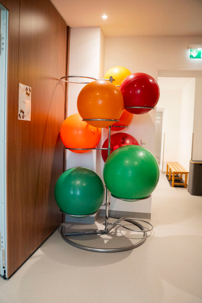 Bunte Therapiebälle stehen im Gesundheitszentrum Radstadt zur Verfügung.