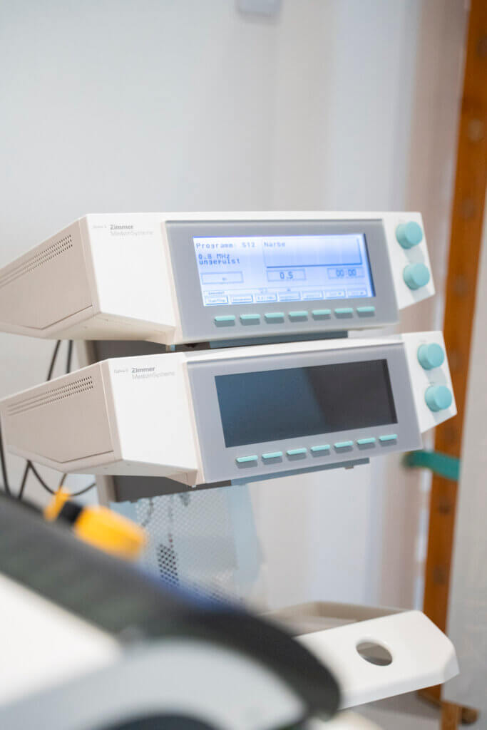 Medizinisches Gerät im Gesundheitszentrum Radstadt für Therapie und Rehabilitation.