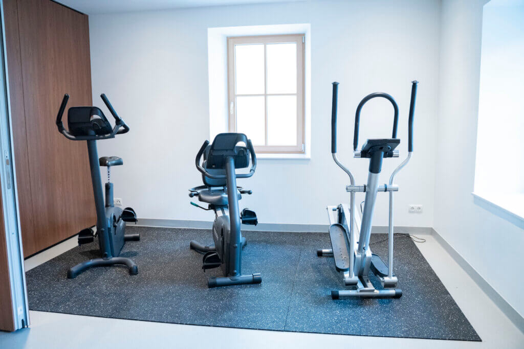 Modernes Fitnessstudio im Gesundheitszentrum Radstadt mit Trainingsgeräten.