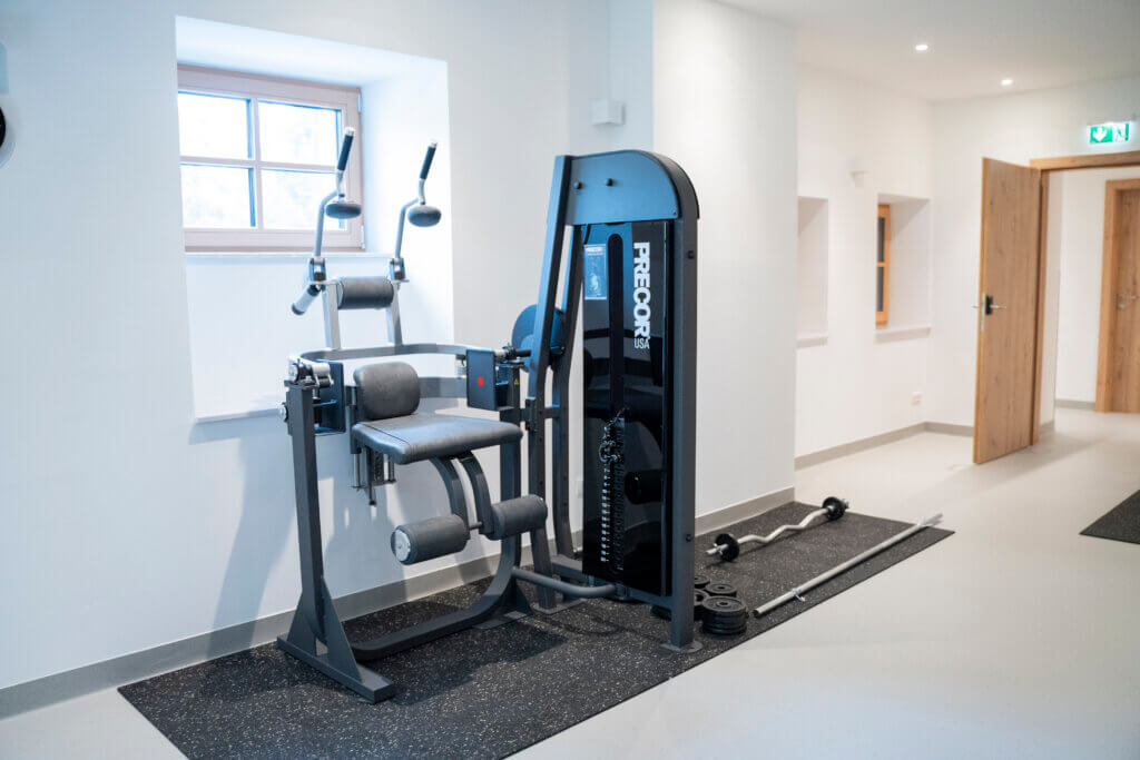 Moderne Trainingsgeräte im Gesundheitszentrum Radstadt für Physiotherapie und Fitness.
