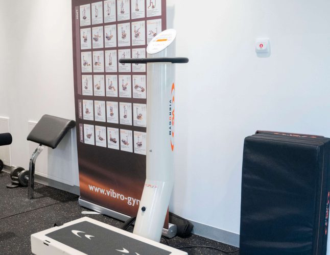 Vibrationsplatte im Gesundheitszentrum Radstadt für therapeutisches Training und Rehabilitation.
