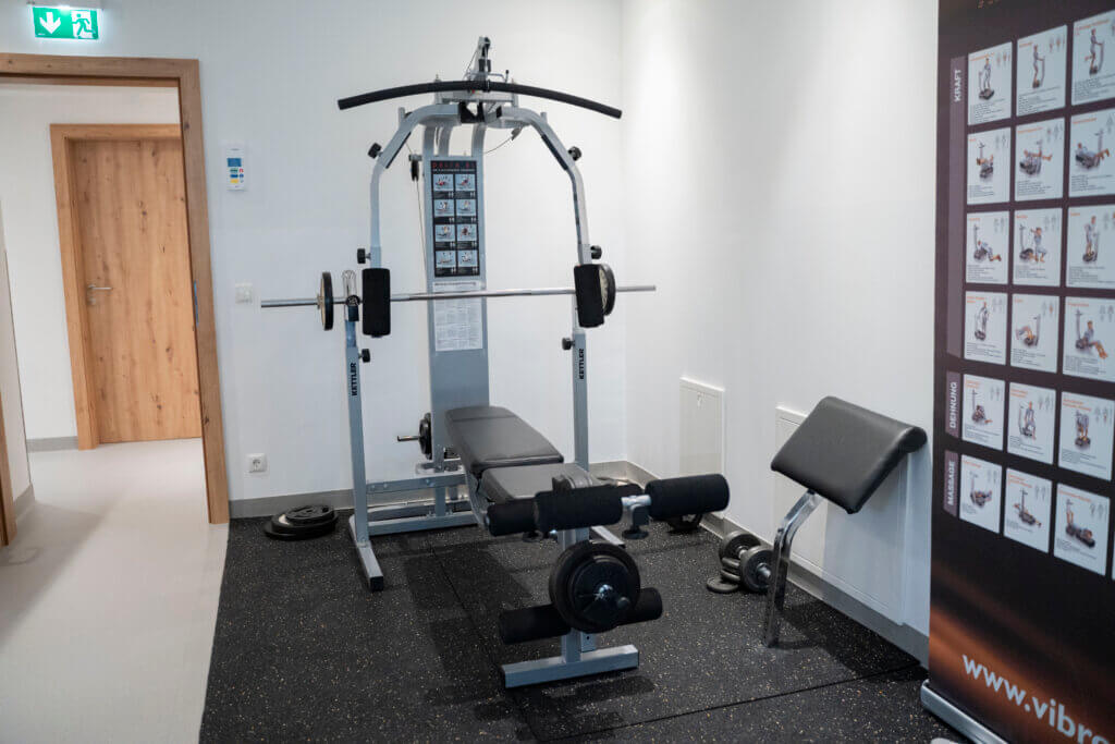 Kraftgerät für Physiotherapie im Gesundheitszentrum Radstadt mit Übungsanleitungen.