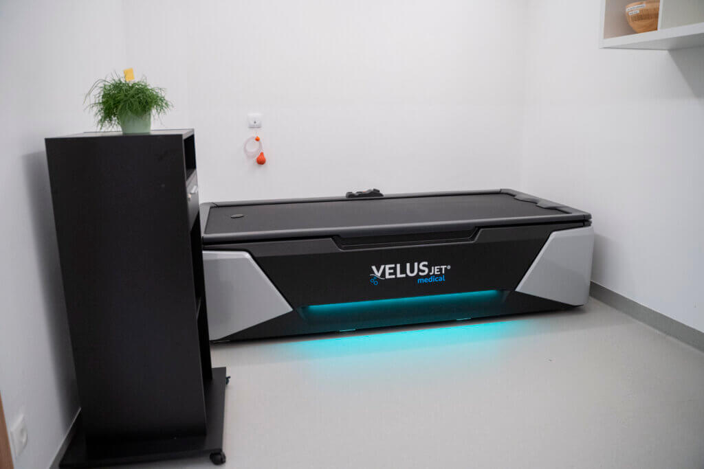 Moderne VELUSJET-Liege im Gesundheitszentrum Radstadt für innovative Therapien und Behandlungen.