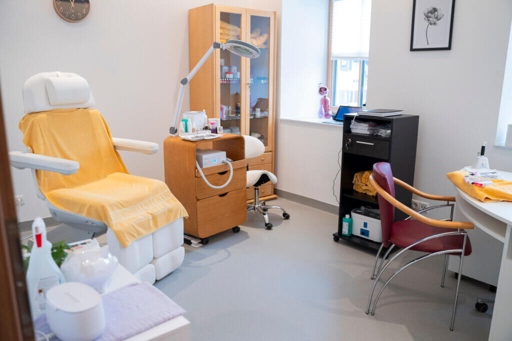 Behandlungsraum im Gesundheitszentrum Radstadt mit Stuhl und medizinischer Ausstattung.