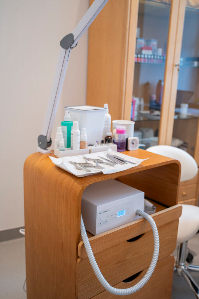 Behandlungswagen mit Geräten und Utensilien für Zahnheilkunde im Gesundheitszentrum Radstadt.