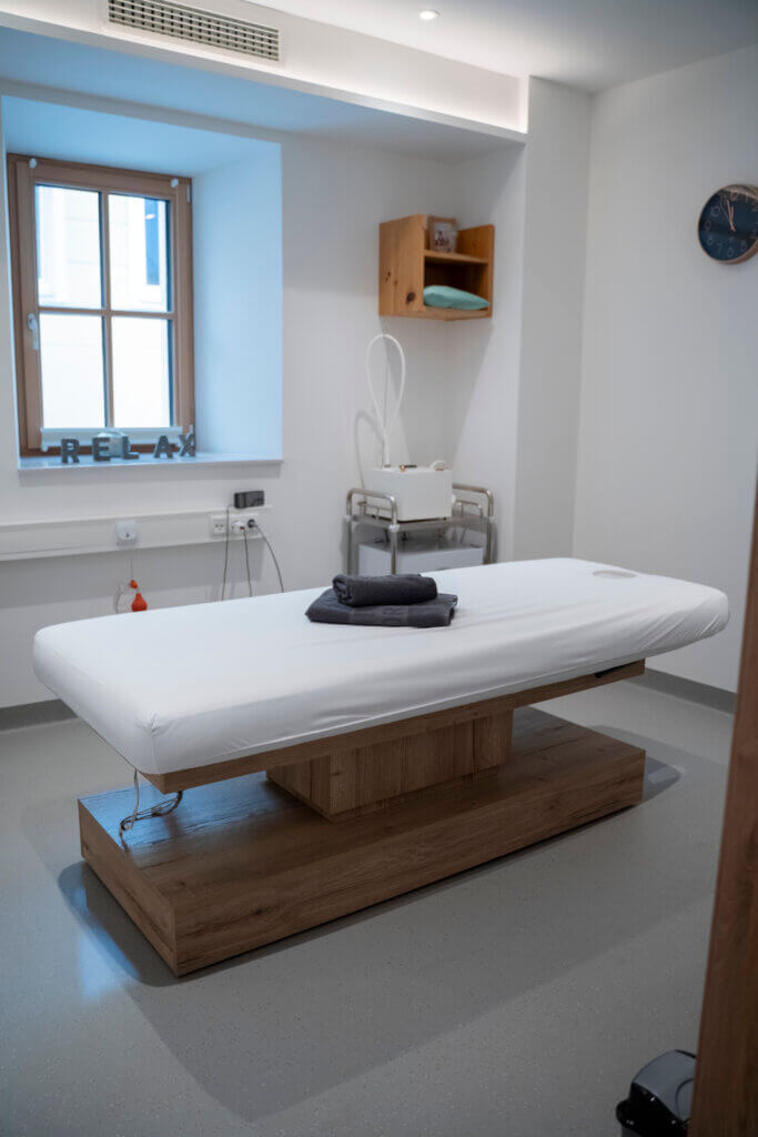 Behandlungsraum im Gesundheitszentrum Radstadt mit Massagetisch und entspannter Atmosphäre.