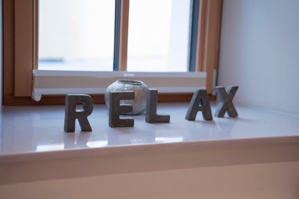 Dekorative Buchstaben „RELAX“ auf einer Fensterbank im Gesundheitszentrum Radstadt.