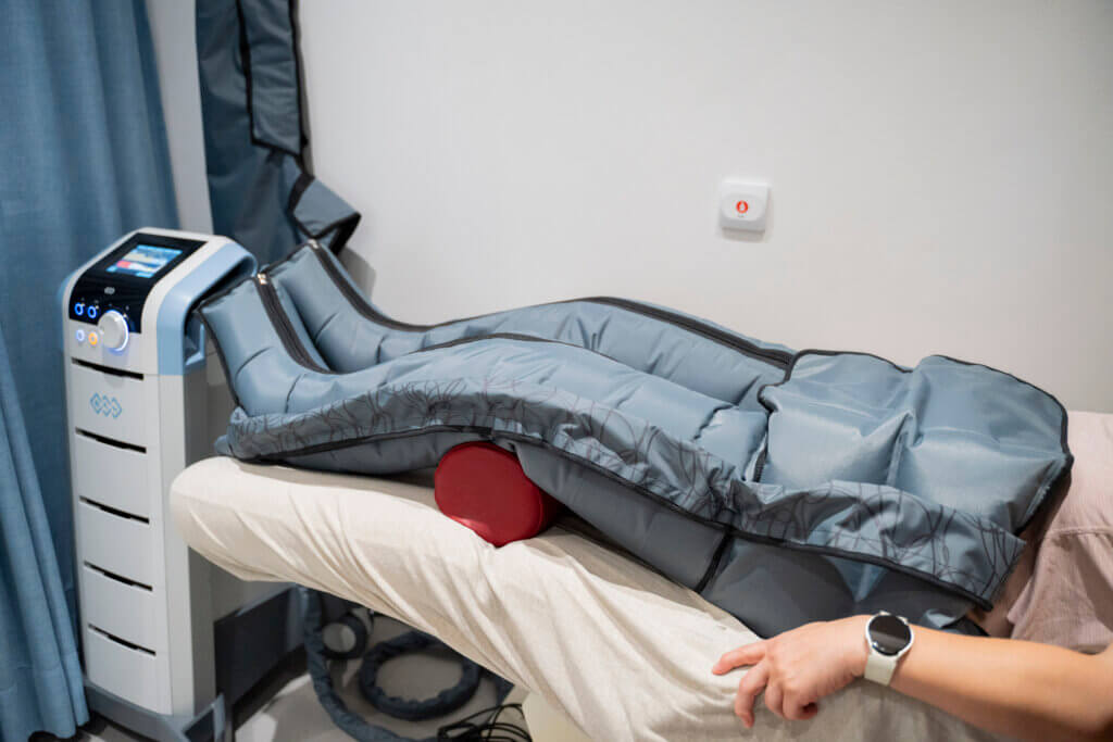 Behandlungsraum im Gesundheitszentrum Radstadt mit Entspannungssystem und Therapeut.