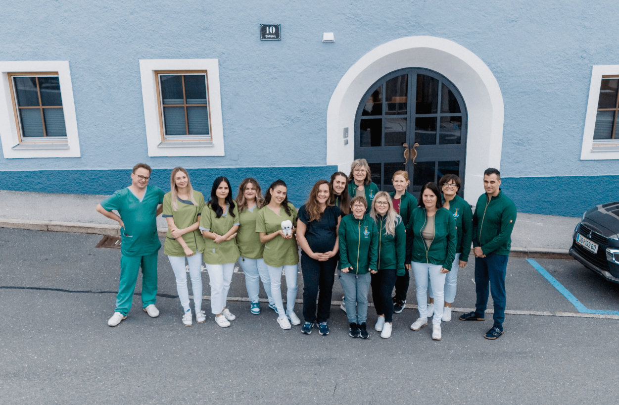 Das Team des Gesundheitszentrums Radstadt vor der Einrichtung, freundlich und professionell.